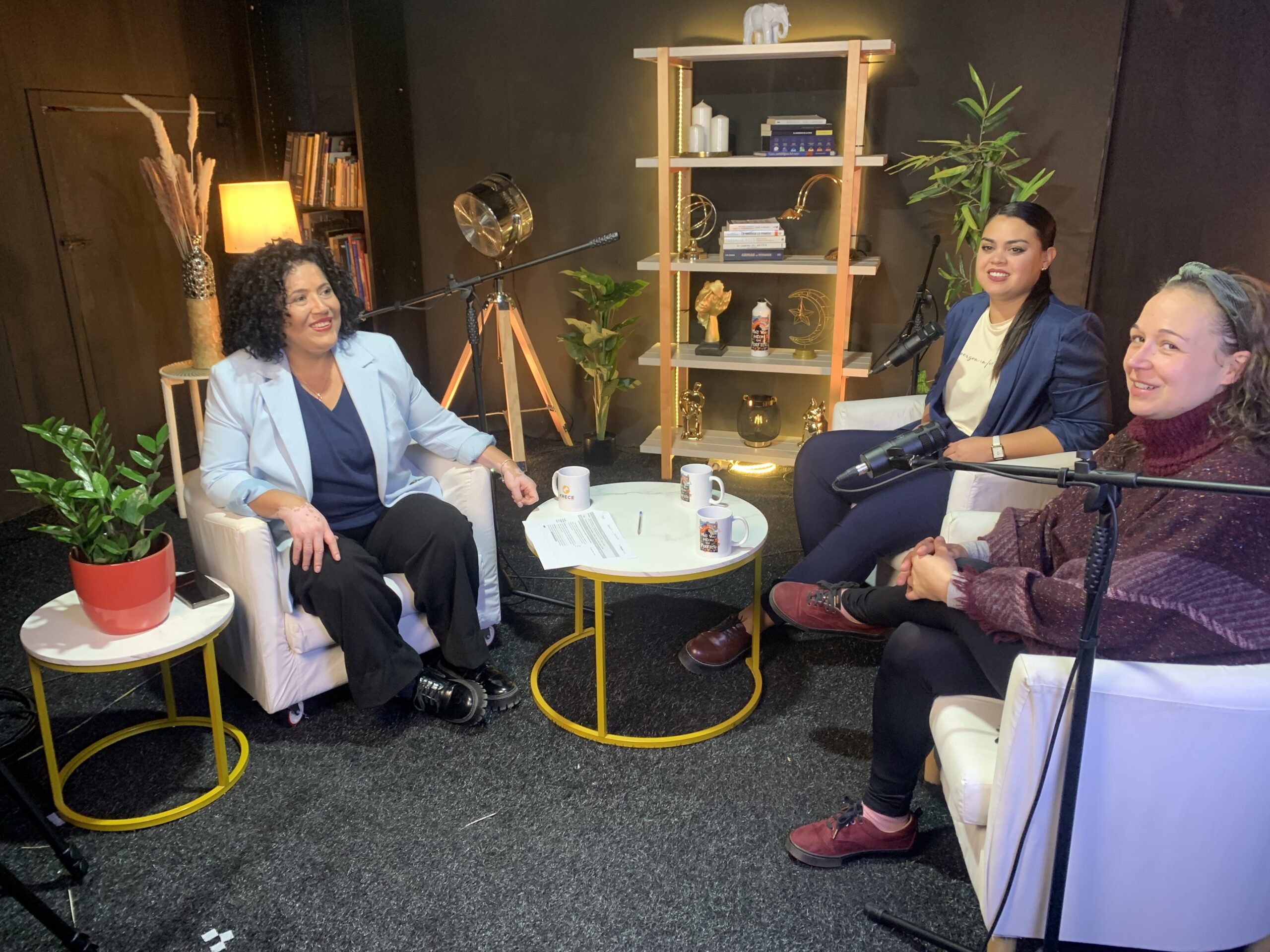 Karina Castro en una grabación de podcast con Ainhoa de Oh My Pole Academy y Rosario de RodesingArt